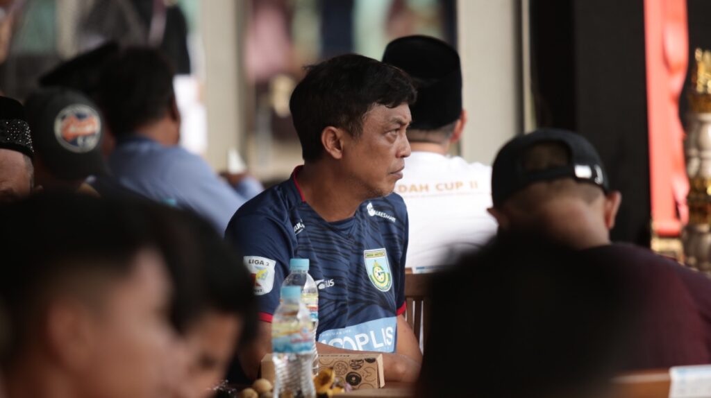 Perwakilan dari manajemen GU sekaligus Wakil Ketua Askab PSSI Gresik, Haris Bahasuan saat mengamati peserta Turnamen Futsal Smekdah Cup II di Sport Center SMK Assaadah pada Minggu 15 Januari 2023. Foto: QOM.