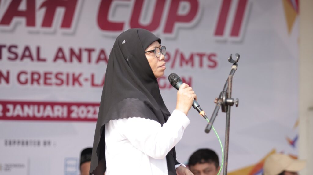 Kepala Sekolah SMK Assaadah, Dra. Sumiati saat memberikan sambutan dalam pembukaan Turnamen Futsal Smekdah Cup II di Sport Center SMK Assaadah pada Minggu 15 Januari 2023. Foto: QOM.