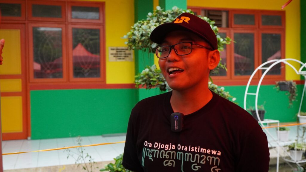 Salah seorang korda IKBAL Jogja, Januar Aqmal Fahrezi saat mengikuti Assa’adah Campus Expo 2023 (ACE 2023) di Halaman Lapangan SMA Assa’adah pada Sabtu 28 Januari 2023 hingga Minggu 29 Januari 2023. Foto: QOM.