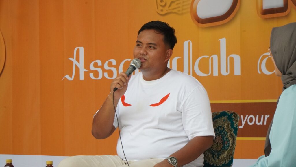 Ketua IKBAL Qomaruddin, M. Syamsud Dluha saat mengikuti Assa’adah Campus Expo 2023 (ACE 2023) di Halaman Lapangan SMA Assa’adah pada Sabtu 28 Januari 2023 hingga Minggu 29 Januari 2023. Foto: QOM.
