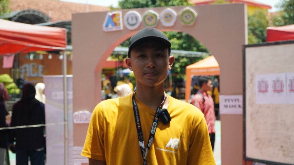 Ahmad Sugeng, salah satu Alumni SMA Assa’adah dari Mahasiswa Universitas Airlangga saat mengikuti Assa’adah Campus Expo 2023 (ACE 2023) di Halaman Lapangan SMA Assa’adah pada Sabtu 28 Januari 2023 hingga Minggu 29 Januari 2023. Foto: QOM.