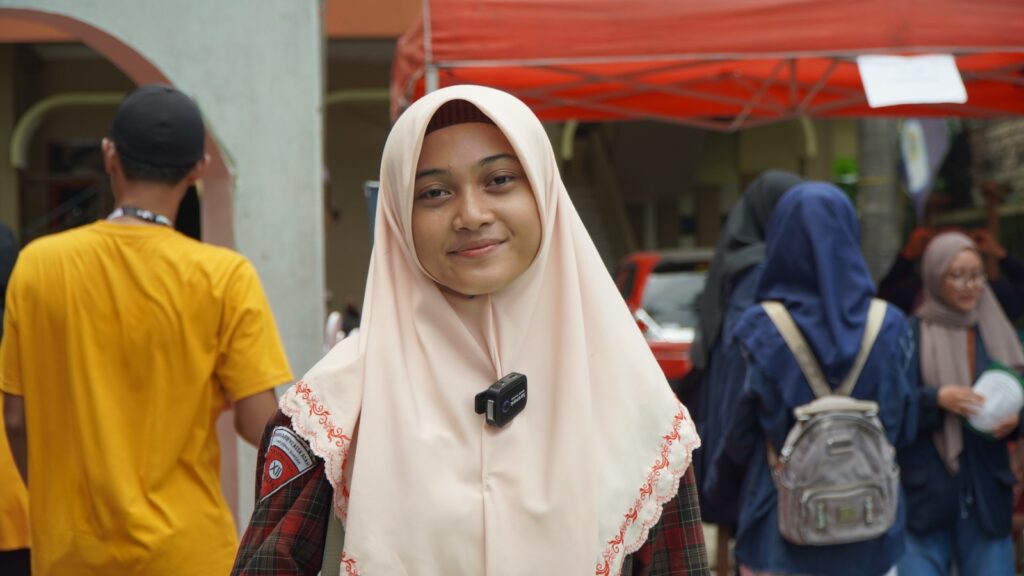 Muzainiyatul Khosyi'iyah, siswi dari MA Ma’arif NU Assa’adah saat mengikuti Assa’adah Campus Expo 2023 (ACE 2023) di Halaman Lapangan SMA Assa’adah pada Sabtu 28 Januari 2023 hingga Minggu 29 Januari 2023. Foto: QOM.