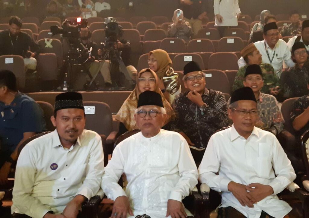 Ketua Pondok Pesantren Qomaruddin, KH. Muhammad Alauddin berfoto bersama dengan Mustasyar Pengurus Besar Nahdlatul Ulama (PBNU) KH Ahmad Mustofa Bisri (Gus Mus) saat menghadiri acara Malam Anugerah Satu Abad NU yang digelar PBNU di Teater Tanah Airku, Taman Mini Indonesia Indah (TMII) Jakarta pada Selasa (31/1).