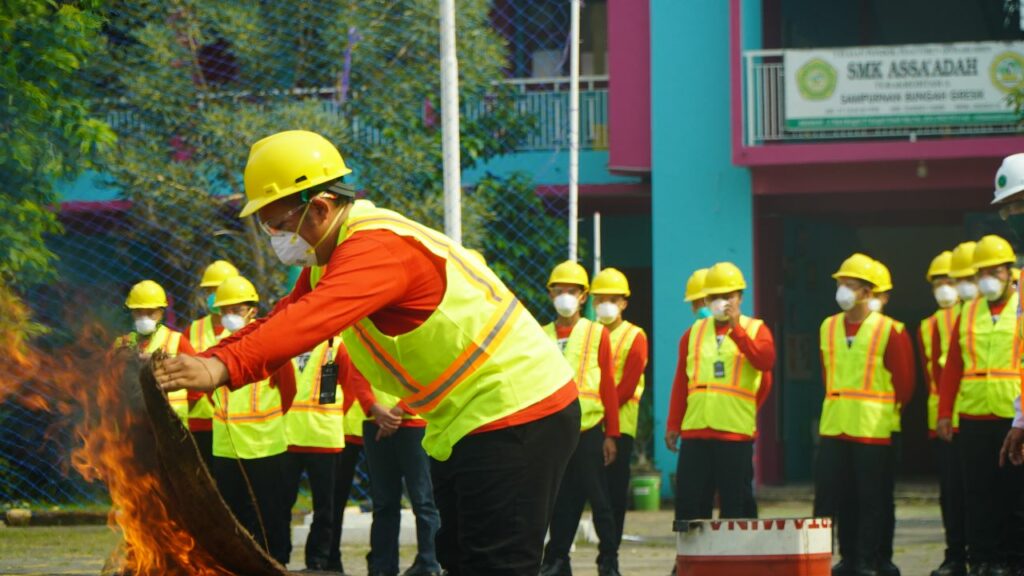 Salah satu peserta Pelatihan K3 Gelombang Tiga yang diselenggarakan PT Freeport Indonesia dan SMK Assaadah di Lapangan SMK Assaadah pada Selasa, 7 Maret 2023. Foto: QOM.