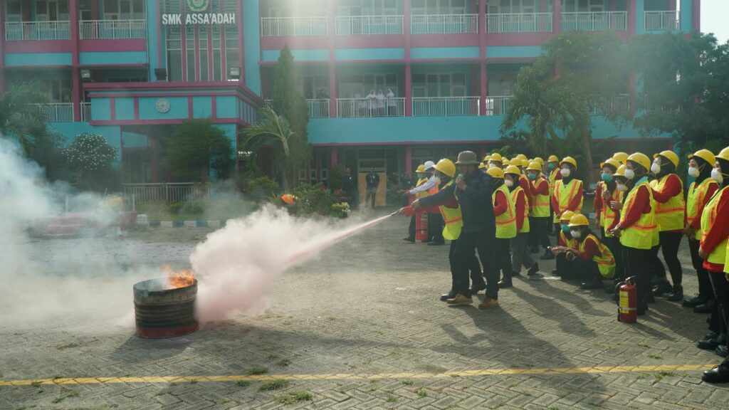 Salah satu peserta Pelatihan K3 Gelombang Tiga yang diselenggarakan PT Freeport Indonesia dan SMK Assaadah di Lapangan SMK Assaadah pada Selasa, 7 Maret 2023. Foto: QOM.